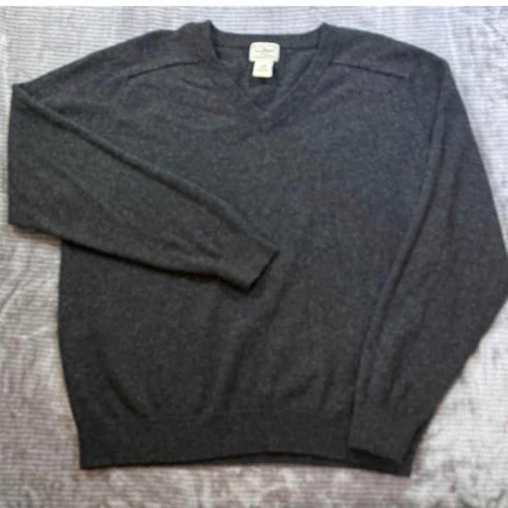 Vintage LL Bean Mens V-Neck Sweater Charcoal‎ Gray 100% Lambswool Size Large.